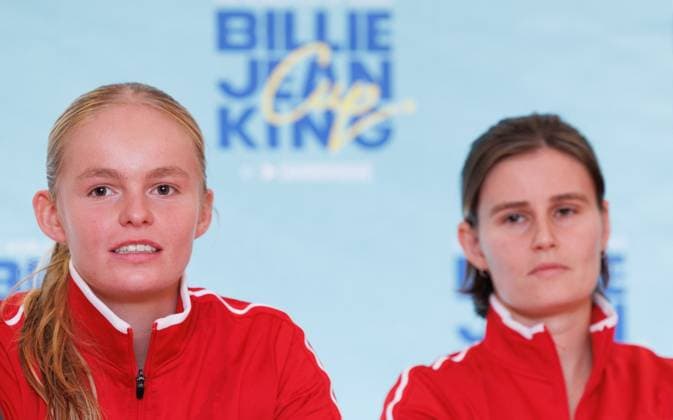 Belgian Jeline Vandromme and Belgian Greet Minnen pictured during a press conference, PK, Pressekonferenz of the Belgian tennis players competing in the upcoming Billie Jean King Cup Play-offs, on Thursday 13 November 2025 in Ismaning, Germany. This weekend Belgium will meet Germany and Turkey. PHOTO BENOITxDOPPAGNE  x141319821x