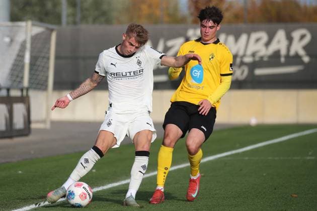 Mönchengladbach, Germany 13 November 2025 Test match 2025 2026 Borussia Mönchengladbach vs Lierse SK In the picture from left in the duel Veit Stange BMG and Cedric Van Meirvenne SK Fohlenplatz Nordrhein Westfalen Copyright: xFotostandx xVanxderxVeldenx