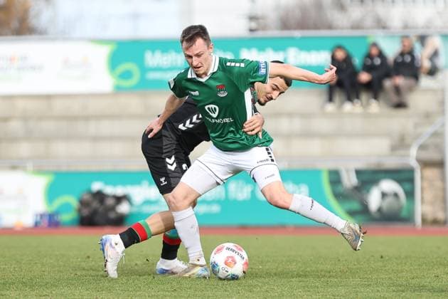 13 November 2025, Football, Men, Test match, FC Schweinfurt 05 1 FC Magdeburg From left Andi Hoti 1 FC Magdeburg, 03 vs Joshua Endres FC Schweinfurt 05, 33 Gotha Volksstadion Gotha Thuringia Germany