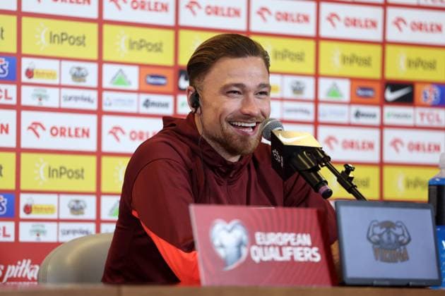 Fußball, WM Quali, Nationalteam Polen, Pressekonferenz WARSZAWA 13.11.2025 KONFERENCJA PRASOWA REPREZENTACJI POLSKI --- POLISH FOOTBALL national team, Nationalteam press conference, PK, Pressekonferenz IN WARSAW MATTY CASH FOT. PIOTR KUCZA FOTOPYK NEWSPIX.PL --- newspix.pl POLAND OUT! 