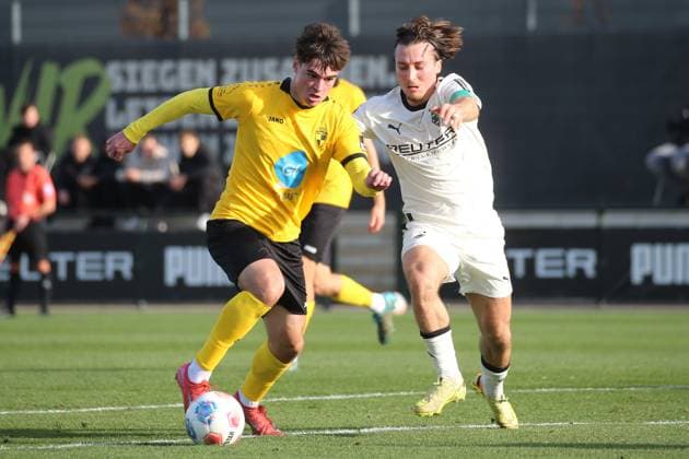 Mönchengladbach, Germany 13 November 2025 Test match 2025 2026 Borussia Mönchengladbach vs Lierse SK In the picture from left in the duel Cedric Van Meirvenne SK and Rocco Reitz BMG Fohlenplatz Nordrhein Westfalen Copyright: xFotostandx xVanxderxVeldenx