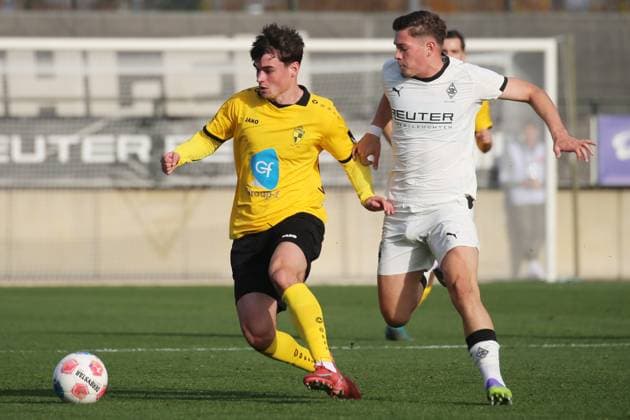 Mönchengladbach, Germany 13 November 2025 Test match 2025 2026 Borussia Mönchengladbach vs Lierse SK In the picture from left in the duel Cedric Van Meirvenne SK and Nico Vidic BMG Fohlenplatz Nordrhein Westfalen Copyright: xFotostandx xVanxderxVeldenx