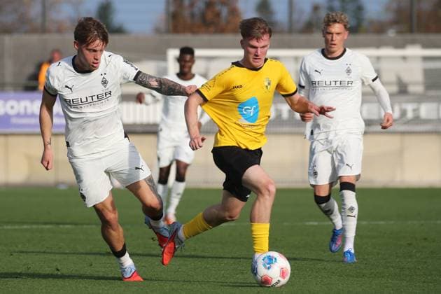 Mönchengladbach, Germany 13 November 2025 Test match 2025 2026 Borussia Mönchengladbach vs Lierse SK In the picture from left in the duel Luca Netz BMG and Vincent De Vos SK Fohlenplatz Nordrhein Westfalen Copyright: xFotostandx xVanxderxVeldenx