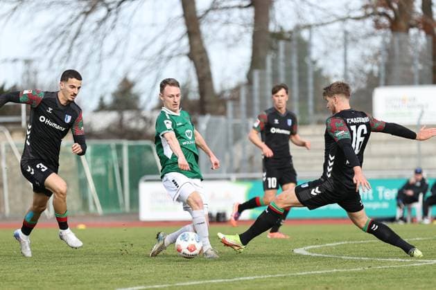 13 November 2025, Soccer, Men, Test match, FC Schweinfurt 05 1 FC Magdeburg From left Andi Hoti 1 FC Magdeburg, 03 vs Joshua Endres FC Schweinfurt 05, 33 , Marcus Mathisen 1 FC Magdeburg, 16 Gotha Volksstadion Gotha Thuringia Germany