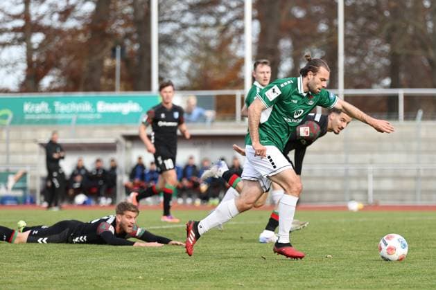 13 November 2025, Soccer, Men, Test match, FC Schweinfurt 05 1 FC Magdeburg From left Marcus Mathisen 1 FC Magdeburg, 16 on the ground, Manuel Wintzheimer FC Schweinfurt 05, 25 makes the goal to 1 0 in front of Andi Hoti 1 FC Magdeburg, 03 Gotha Volksstadion Gotha Thuringia Germany