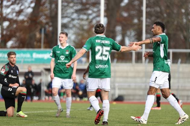 13 November 2025, Football, Men, Test match, FC Schweinfurt 05 1 FC Magdeburg From left goalscorer Manuel Wintzheimer FC Schweinfurt 05, 25 and Michael Dellinger FC Schweinfurt 05, 10 celebrate the 1 0 Gotha Volksstadion Gotha Thuringia Germany