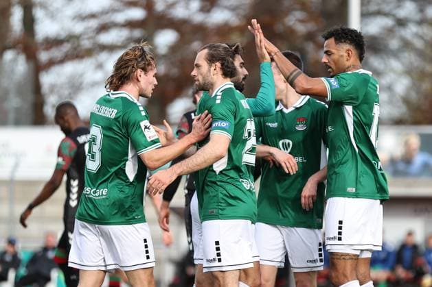 13 November 2025, Soccer, Men, Test match, FC Schweinfurt 05 1 FC Magdeburg From left Devin Angleberger FC Schweinfurt 05, 03 , scorer Manuel Wintzheimer FC Schweinfurt 05, 25 and Michael Dellinger FC Schweinfurt 05, 10 celebrate the 1 0 Gotha Volksstadion Gotha Thuringia Germany