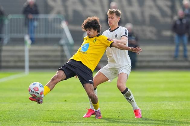 13 11 2025, xydrx, Football, Test match, Borussia Mönchengladbach NV Koninklijke Lierse SK, Fohlenplatz am Borussia Park Yassin Hidraoui K Lierse SK 7 in duel against Oscar Fraulo Borussia Mönchengladbach 22 North Rhine-Westphalia Germany