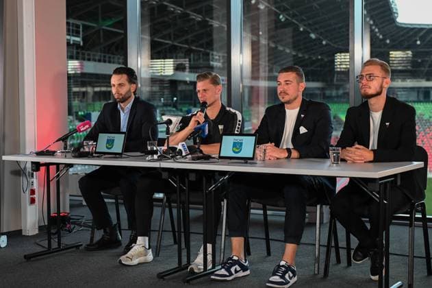 Fußball, GKS Tychy präsentiert neuen Trainer Lukasz Piszczek RECORD DATE NOT STATED TYCHY 13.11.2025 PILKA NOZNA POLISH LEAUGE FOOTBALL -- GKS TYCHY - KONFERENCJA PRASOWA - PREZENTACJA NOWEGO TRENERA LUKASZA PISZCZKA -- press conference, PK, Pressekonferenz -- BETCLIC 1 LIGA -- SEZON 2025 26 - PRESENTATION OF THE COACH KRZYSZTOF TRZOSEK LUKASZ PISZCZEK MAX KOTHNY PIOTR WLODEK FOT.WIKTOR FARYNA 400mm.pl NEWSPIX.PL --- newspix.pl POLAND OUT! 