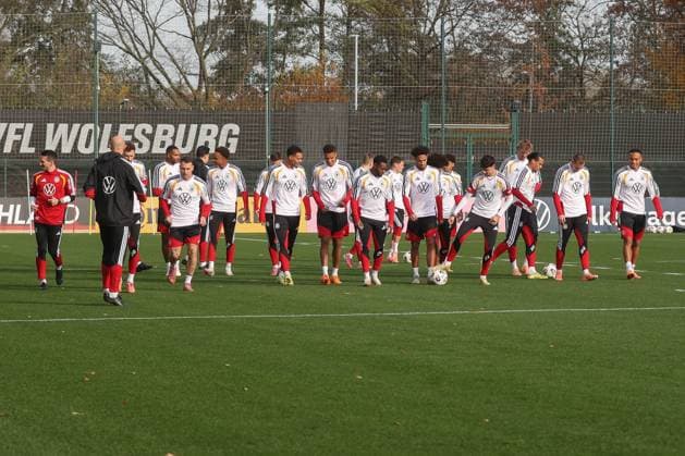13 11 2025, xgox, football national team training emspor, v l The team warming up DFL DFB REGULATIONS PROHIBIT ANY USE OF PHOTOGRAPHS as IMAGE SEQUENCES and or QUASI VIDEO Wolfsburg