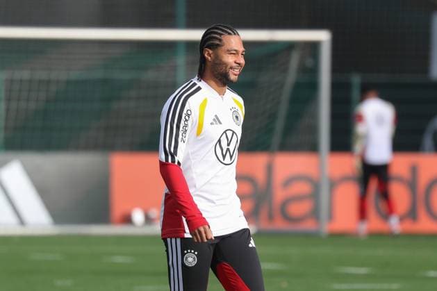 13 11 2025, xgox, football national team training emspor, v l Serge Gnabry Germany, DFL DFB REGULATIONS PROHIBIT ANY USE OF PHOTOGRAPHS as IMAGE SEQUENCES and or QUASI VIDEO Wolfsburg