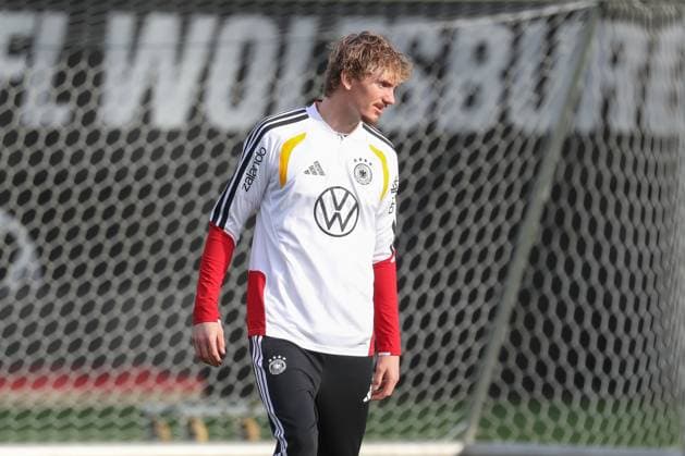 13 11 2025, xgox, football national team training emspor, v l Nick Woltemade Germany, DFL DFB REGULATIONS PROHIBIT ANY USE OF PHOTOGRAPHS as IMAGE SEQUENCES and or QUASI VIDEO Wolfsburg