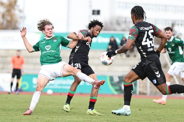 13 November 2025, Soccer, Men, Test match, FC Schweinfurt 05 1 FC Magdeburg From left Devin Angleberger FC Schweinfurt 05, 03 vs Kandet Diawara 1 FC Magdeburg, 39 Gotha Volksstadion Gotha Thuringia Germany