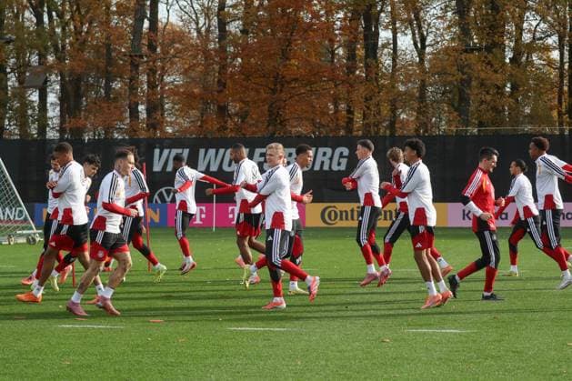 13 11 2025, xgox, football national team training emspor, v l The team warming up DFL DFB REGULATIONS PROHIBIT ANY USE OF PHOTOGRAPHS as IMAGE SEQUENCES and or QUASI VIDEO Wolfsburg