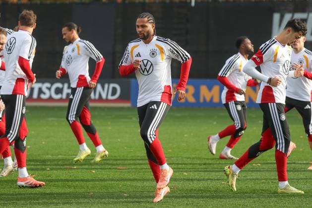 13 11 2025, xgox, football national team training emspor, v l Serge Gnabry Germany, DFL DFB REGULATIONS PROHIBIT ANY USE OF PHOTOGRAPHS as IMAGE SEQUENCES and or QUASI VIDEO Wolfsburg