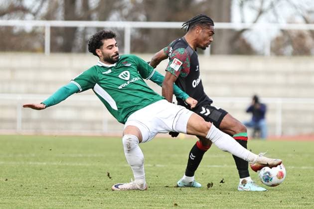 13 November 2025, Football, Men, Test match, FC Schweinfurt 05 1 FC Magdeburg From left Ekin Celebi FC Schweinfurt 05, 11 vs Ado Onaiwu 1 FC Magdeburg, 45 Gotha Volksstadion Gotha Thuringia Germany