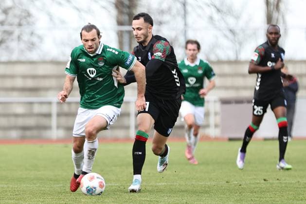 13 November 2025, Football, Men, Test match, FC Schweinfurt 05 1 FC Magdeburg From left Manuel Wintzheimer FC Schweinfurt 05, 25 vs Falko Michel 1 FC Magdeburg, 21 Gotha Volksstadion Gotha Thuringia Germany