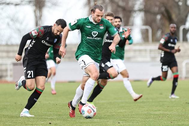 13 November 2025, Football, Men, Test match, FC Schweinfurt 05 1 FC Magdeburg From left Falko Michel 1 FC Magdeburg, 21 vs Manuel Wintzheimer FC Schweinfurt 05, 25 Gotha Volksstadion Gotha Thuringia Germany