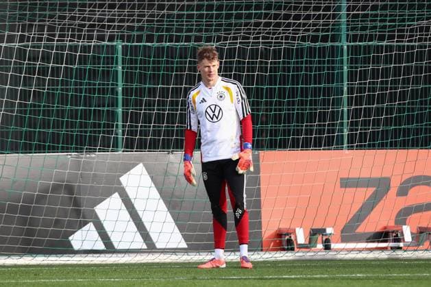 13 11 2025, xtgx, football national team, final training in Wolfsburg emspor, v l Alexander Nuebel Nübel, Germany DFL DFB REGULATIONS PROHIBIT ANY USE OF PHOTOGRAPHS as IMAGE SEQUENCES and or QUASI VIDEO Wolfsburg