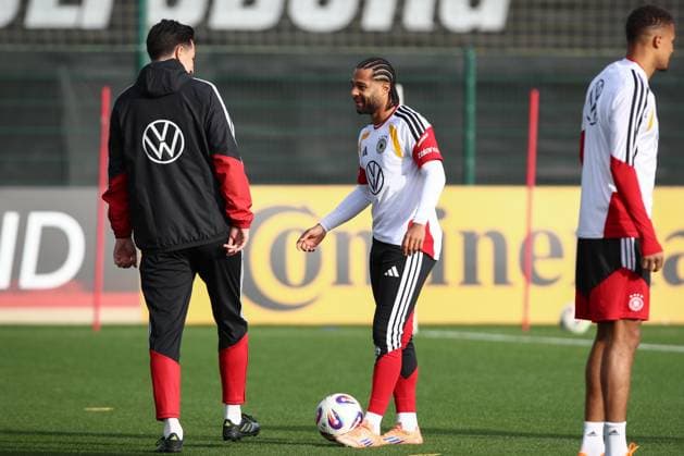 13 11 2025, xtgx, football national team, final training in Wolfsburg emspor, f l Co coach Benjamin Hübner, Serge Gnabry Germany DFL DFB REGULATIONS PROHIBIT ANY USE OF PHOTOGRAPHS as IMAGE SEQUENCES and or QUASI VIDEO Wolfsburg
