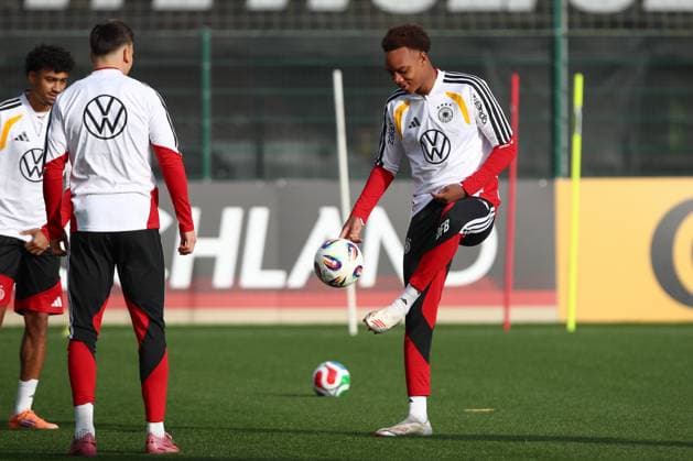 13 11 2025, xtgx, football national team, final training in Wolfsburg emspor, v l Forzan Assan Ouedraogo Germany DFL DFB REGULATIONS PROHIBIT ANY USE OF PHOTOGRAPHS as IMAGE SEQUENCES and or QUASI VIDEO Wolfsburg