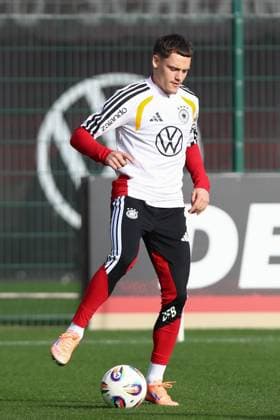 13 11 2025, xtgx, football national team, final training in Wolfsburg emspor, v l Florian Wirtz Germany clipping, single frame, Ganzkoerper, single frame DFL DFB REGULATIONS PROHIBIT ANY USE OF PHOTOGRAPHS as IMAGE SEQUENCES and or QUASI VIDEO Wolfsburg