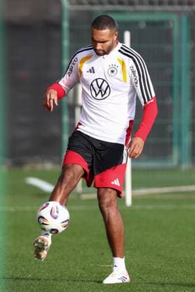 13 11 2025, xtgx, football national team, final training in Wolfsburg emspor, v l Jonathan Tah Germany clipping, single frame, full body, single frame DFL DFB REGULATIONS PROHIBIT ANY USE OF PHOTOGRAPHS as IMAGE SEQUENCES and or QUASI VIDEO Wolfsburg
