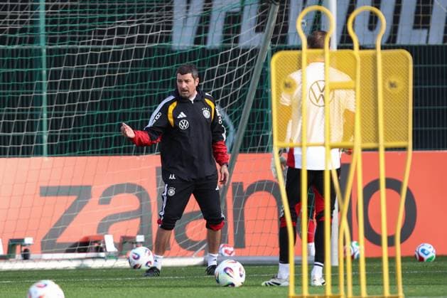 13 11 2025, xtgx, football national team, final training in Wolfsburg emspor, v l Andreas Kronenberg gives instructions, gesticulates with arms, gesticulates, gives instructions DFL DFB REGULATIONS PROHIBIT ANY USE OF PHOTOGRAPHS as IMAGE SEQUENCES and or QUASI VIDEO Wolfsburg