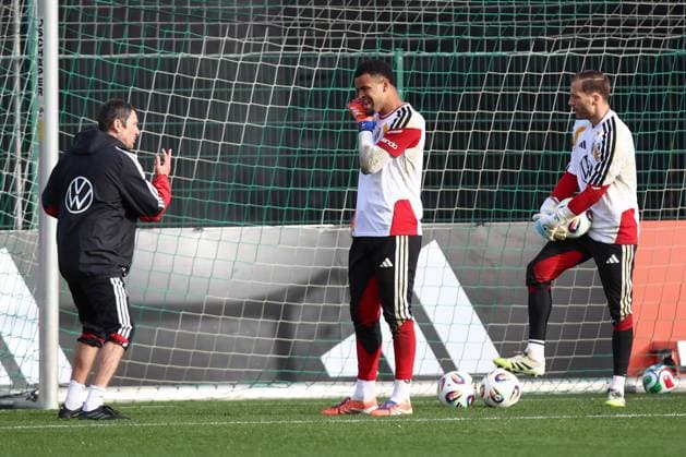 13 11 2025, xtgx, football national team, final training in Wolfsburg emspor, v l Andreas Kronenberg, Noah Atuboulu Germany , Oliver Baumann Germany DFL DFB REGULATIONS PROHIBIT ANY USE OF PHOTOGRAPHS as IMAGE SEQUENCES and or QUASI VIDEO Wolfsburg