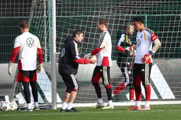13 11 2025, xtgx, football national team, final training in Wolfsburg emspor, v l Finn Dahmen Germany , Andreas Kronenberg, Oliver Baumann Germany , Noah Atuboulu Germany , DFL DFB REGULATIONS PROHIBIT ANY USE OF PHOTOGRAPHS as IMAGE SEQUENCES and or QUASI VIDEO Wolfsburg
