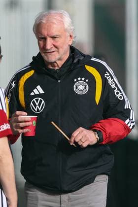 13 11 2025, xtgx, national football team, final training session in Wolfsburg emspor, v l Rudi Voeller Völler, Germany, Director of Professional Football DFL DFB REGULATIONS PROHIBIT ANY USE OF PHOTOGRAPHS as IMAGE SEQUENCES and or QUASI VIDEO Wolfsburg