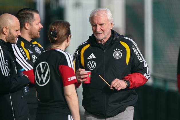 13 11 2025, xtgx, national football team, final training session in Wolfsburg emspor, v l Rudi Voeller Völler, Germany, Director of Professional Football DFL DFB REGULATIONS PROHIBIT ANY USE OF PHOTOGRAPHS as IMAGE SEQUENCES and or QUASI VIDEO Wolfsburg