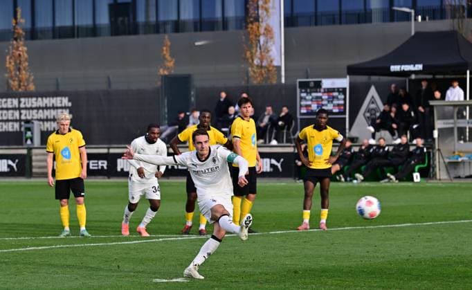 13 11 2025 Moenchengladbach Football, Men, Season 2025 2026, Test match Borussia Moenchengladbach vs K Lierse SK Florian Neuhaus Gladbach shoots the penalty over the goal DFL regulations prohibit any use of photographs as image sequences and or quasi video According to the regulations of the DFL Deutsche Fussball Liga it is prohibited, to utilize or have utilized photographs taken in the stadium and or of the match in the form of sequences and or quasi video photo series Moenchengladbach NRW Germany xx Copyright: NorbertxJansen fohlenfoto RHR-FOTOx
