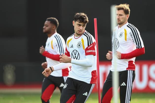 13 11 2025, xtgx, football national team, final training in Wolfsburg emspor, v l Aleksandar Pavlovic Germany , Leon Goretzka Germany DFL DFB REGULATIONS PROHIBIT ANY USE OF PHOTOGRAPHS as IMAGE SEQUENCES and or QUASI VIDEO Wolfsburg