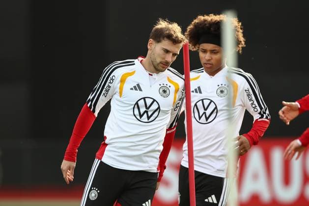 13 11 2025, xtgx, football national team, final training in Wolfsburg emspor, v l Leon Goretzka Germany , Karim Adeyimi Germany DFL DFB REGULATIONS PROHIBIT ANY USE OF PHOTOGRAPHS as IMAGE SEQUENCES and or QUASI VIDEO Wolfsburg