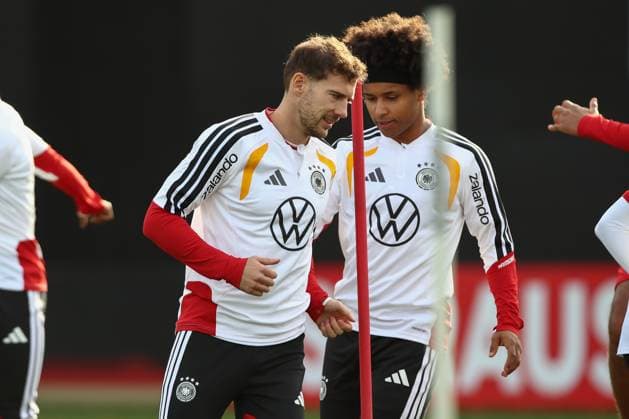 13 11 2025, xtgx, football national team, final training in Wolfsburg emspor, v l Leon Goretzka Germany , Karim Adeyimi Germany DFL DFB REGULATIONS PROHIBIT ANY USE OF PHOTOGRAPHS as IMAGE SEQUENCES and or QUASI VIDEO Wolfsburg