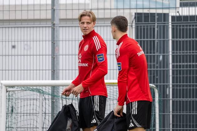 13 11 2025, Soccer 2 Bundesliga, Season 2025 2026, public training, Fortuna Duesseldorf on the training ground at the Merkur Spiel Arena in Duesseldorf Jesper Daland Fortuna Duesseldorf, 02 and Danny Schmidt Fortuna Duesseldorf, 22 in conversation Photo Kirchner Media TH Copyright: xKirchner-Media THx