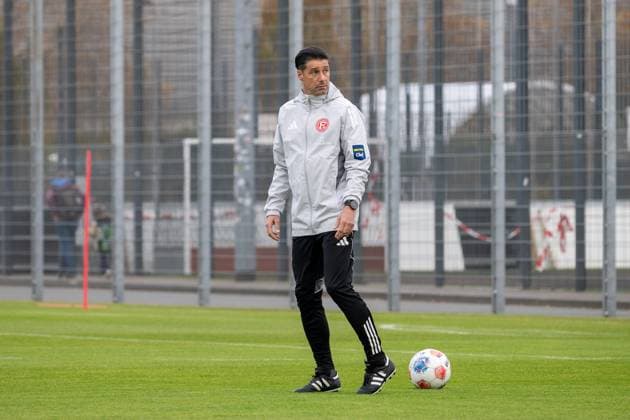 13 11 2025, Soccer 2 Bundesliga, Season 2025 2026, public training, Fortuna Duesseldorf on the training ground at the Merkur Spiel Arena in Duesseldorf Ilia Gruev Fortuna Duesseldorf, Co Trainer looks around searching Photo Kirchner Media TH Copyright: xKirchner-Media THx