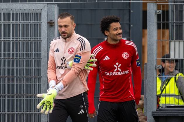 13 11 2025, Soccer 2 Bundesliga, Season 2025 2026, public training, Fortuna Duesseldorf on the training ground at the Merkur Spiel Arena in Duesseldorf Florian Kastenmeier Fortuna Duesseldorf, 33 and Emmanuel Iyoha Fortuna Duesseldorf, 19 come onto the pitch Photo Kirchner Media TH Copyright: xKirchner-Media THx