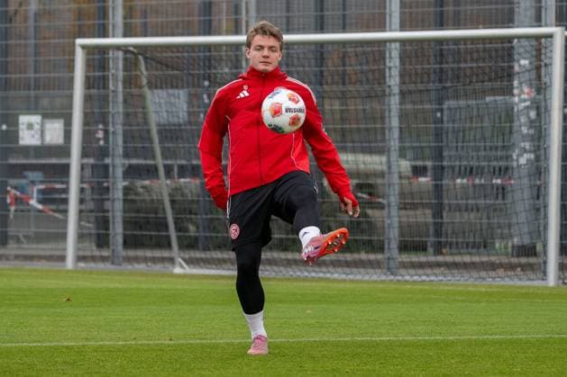13 11 2025, Soccer 2 Bundesliga, Season 2025 2026, public training, Fortuna Duesseldorf on the training ground at the Merkur Spiel Arena in Duesseldorf Christian Rasmussen Fortuna Duesseldorf, 10 on the ball Photo Kirchner Media TH Copyright: xKirchner-Media THx