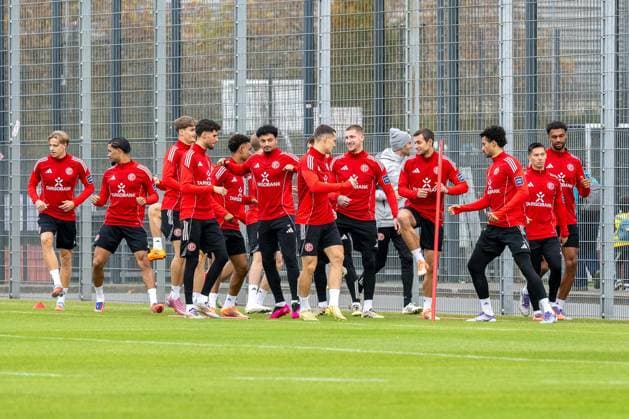13 11 2025, Soccer 2 Bundesliga, Season 2025 2026, public training, Fortuna Duesseldorf on the training ground at the Merkur Spiel Arena in Duesseldorf The team warming up Photo Kirchner Media TH Copyright: xKirchner-Media THx