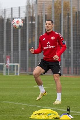 13 11 2025, Soccer 2 Bundesliga, Season 2025 2026, public training, Fortuna Duesseldorf on the training ground at the Merkur Spiel Arena in Duesseldorf Zan Celar Fortuna Duesseldorf, 09 has played the ball Photo Kirchner Media TH Copyright: xKirchner-Media THx