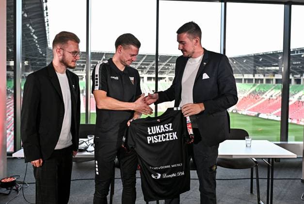 Fußball, GKS Tychy präsentiert neuen Trainer Lukasz Piszczek 2025.11.13 Tychy Pilka nozna Betclic 1 Liga sezon 2025 2026 Konferencja prasowa GKS Tychy N z Piotr Wlodek Lukasz Piszczek Max Kothny Foto Lukasz Sobala PressFocus 2025.11.13 Tychy Football Polish First League season 2025 2026 Konferencja prasowa GKS Tychy Piotr Wlodek Lukasz Piszczek Max Kothny Credit: Lukasz Sobala PressFocus NEWSPIX.PL --- newspix.pl 