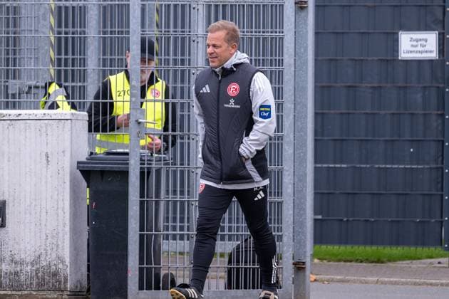 13 11 2025, Soccer 2 Bundesliga, Season 2025 2026, public training, Fortuna Duesseldorf on the training ground at the Merkur Spiel Arena in Duesseldorf Markus Anfang Fortuna Duesseldorf, head coach comes onto the pitch Photo Kirchner Media TH Copyright: xKirchner-Media THx