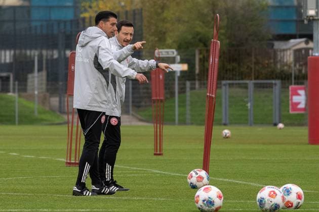 13 11 2025, Soccer 2 Bundesliga, Season 2025 2026, public training, Fortuna Duesseldorf on the training ground at the Merkur Spiel Arena in Duesseldorf Florian Junge Fortuna Duesseldorf, Co Coach , right, and Ilia Gruev Fortuna Duesseldorf, Co Coach go through the training process Photo Kirchner Media TH Copyright: xKirchner-Media THx