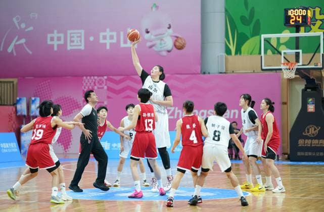 (251113) -- ZHONGSHAN, Nov. 13, 2025 -- Zhang Ziyu (top) of Shandong jumps for the ball during the U18 women s final match of basketball between Shandong and Jiangsu at China s 15th National Games in Zhongshan, south China s Guangdong Province, Nov. 13, 2025. ) (SP)CHINA-15TH NATIONAL GAMES-BASKETBALL-U18 WOMEN S-FINAL (CN) WangxSong 