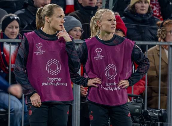 Magdalena Eriksson FC Bayern Muenchen Women, 05 and Pernille Harder FC Bayern Muenchen Women, 21 warm up for a possible match GER, FC Bayern Muenchen Women vs Arsenal Woman FC, Football, Champions League Women, League Phase 3 Matchday , Season 2025 2026, 12 11 2025 GER, FC Bayern Muenchen Women vs Arsenal Woman FC, Football, Champions League Women, League Phase 3 Matchday , Season 2025 2026, 12 11 2025 Muenchen Copyright: xEibner-Pressefoto HeikexFeinerx EP_HFR