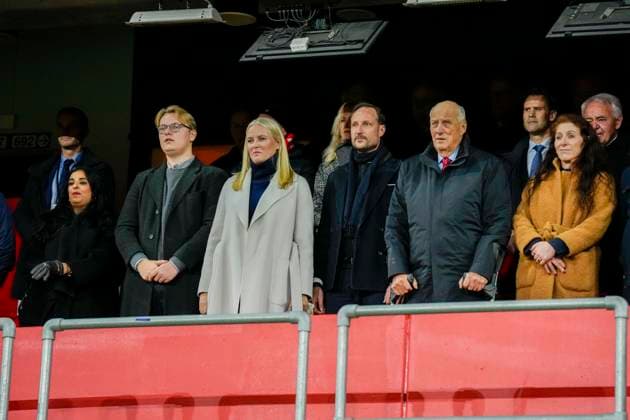 Football, World Cup qualification Norway Estonia Oslo 20251113 From left Minister of Culture and Equality Lubna Jaffery Labour Party, Prince Sverre Magnus, Crown Princess Mette Marit, Crown Prince Haakon, King Harald and Football President Lise Klaveness before the World Cup qualifying match in football between Norway and Estonia at Ullevaal Stadium Photo Fredrik Varfjell NTB Oslo Norway EDITORIAL USE ONLY RESTRICTED USE FOR BETTING COMPANIES  Copyright: xFredrikxVarfjellx xNTBx