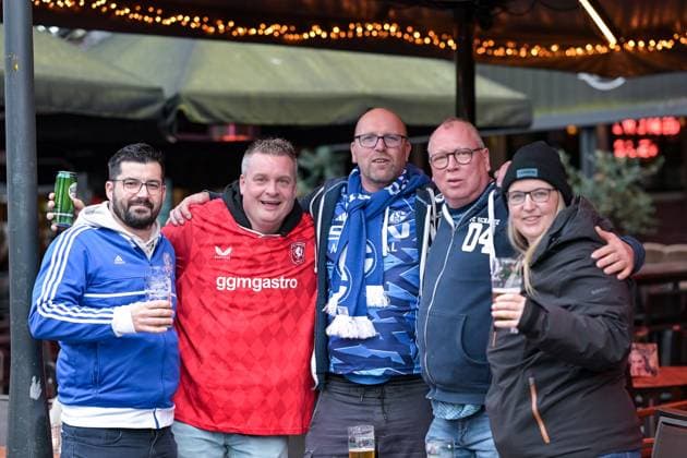 13 11 2025, Football, Test match, Season 2025 2026, Twente Enschede FC Schalke 04, Fans of FC Schalke 04 and Twente Enschede celebrate together in the city center of Enschede, xRHR PHOTO YYx Copyright: KROEGER RHR-FOTOx RHR-FOTO YY
