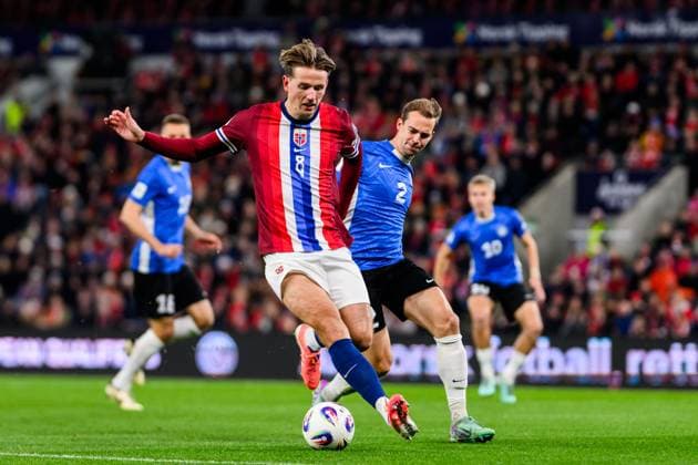 251113 Sander Berge of Norway and Märten Kuusk of Estonia the FIFA World Cup Qualifier football match between Norway and Estonia on November 13, 2025 in Oslo Photo Vegard Grott BILDBYRAN kod VG VG0831 bbeng fotball football soccer fotboll fifa world cup qualifiers european qualifiers 2026 uefa world cup qualifiers vm kvalifisering vm kvalik vm kval norge norway estland estonia  Copyright: VEGARDxGRoTT BB251113VG039